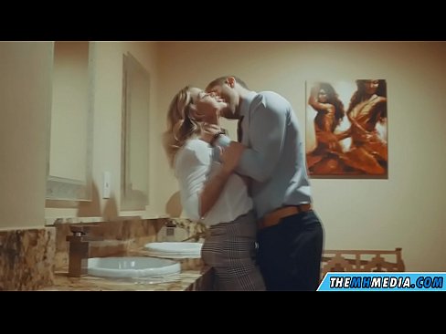 ❤️ وقتی یک بلوند بی تنه شما را در یک دستشویی عمومی اغوا می کند ️❌ سوپر سکس در ما ❤